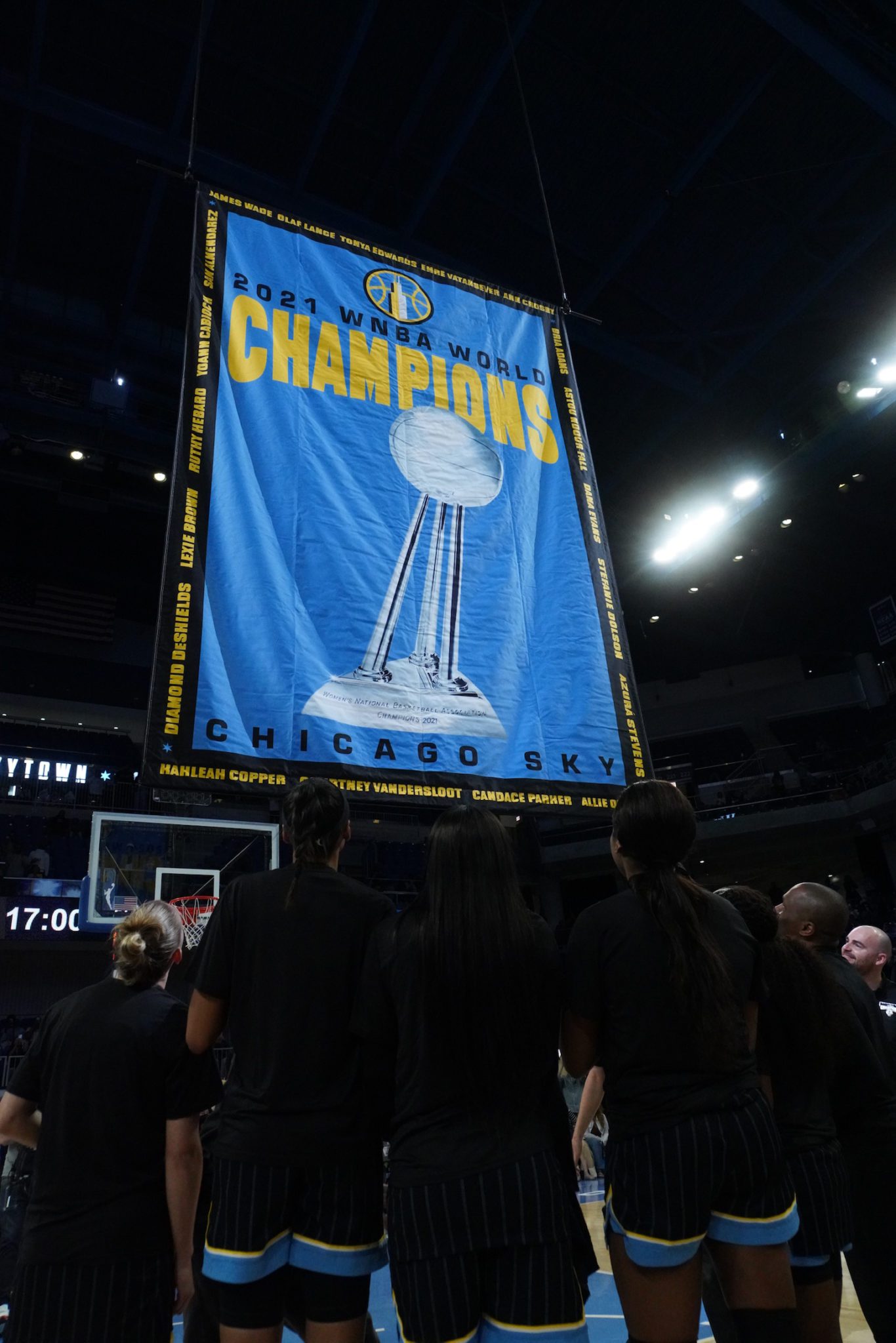 WNBA – Chicago Sky unveil champion banner, receive rings